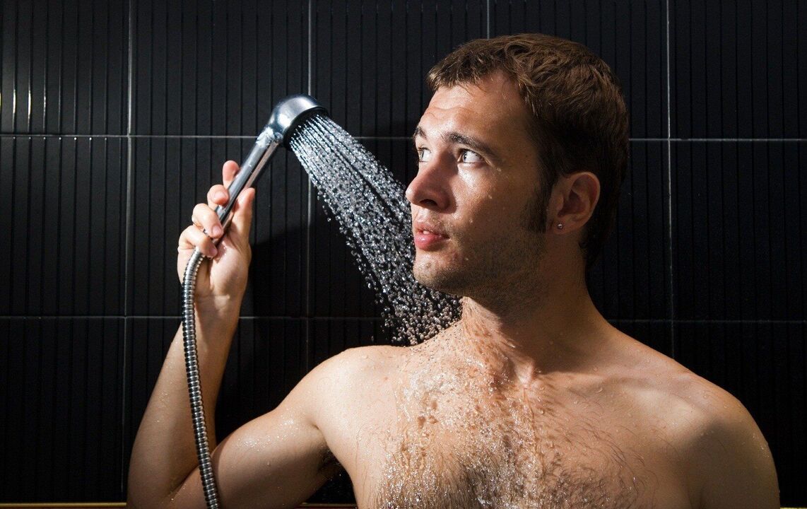 prendre une douche avec un flux abondant lorsqu'il est excité